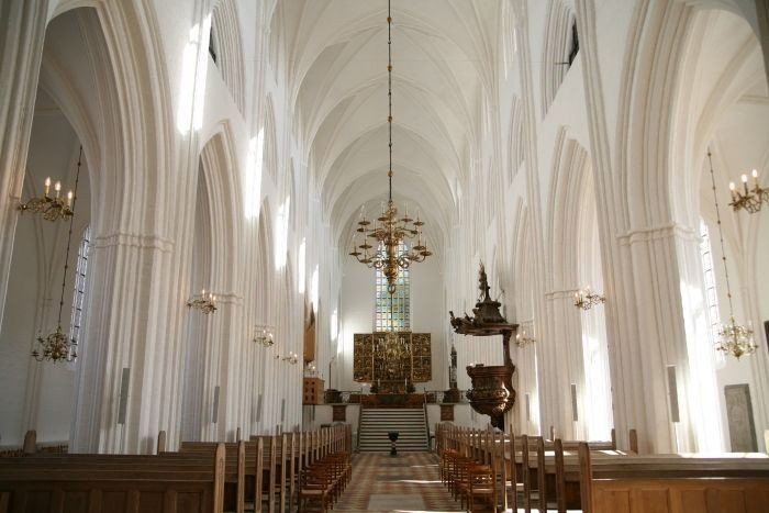 Odense Domkirke set indefra mod altertavlen